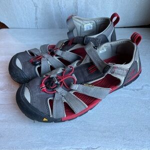 ** Keen Newport H2 Sport Red Gray Black Sandals Mens 6 Womens 7.5
